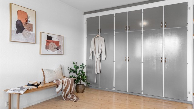 - God oppbevaringsplass i innebygde skap -