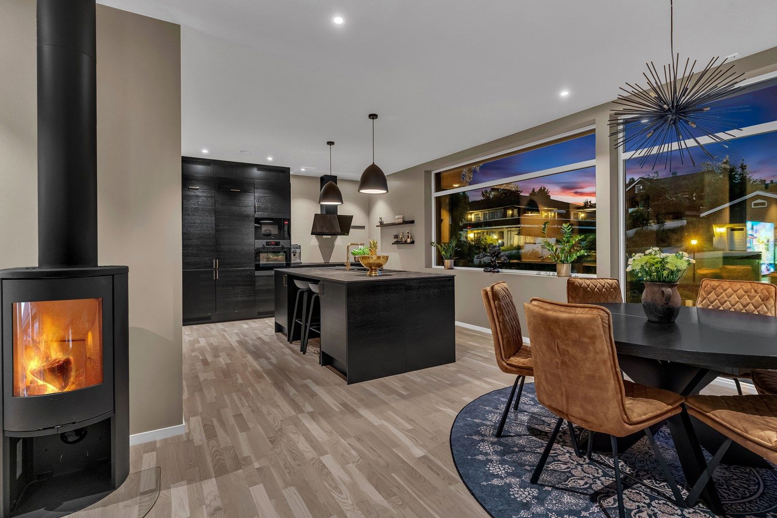 Boligen er oppført i 2022 og har et stilrent uttrykk og moderne detaljer