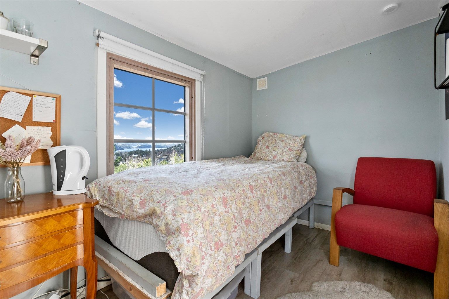 Annekset er i dag innredet med seng og oppholdsplass (ikke godkjent for varig opphold)