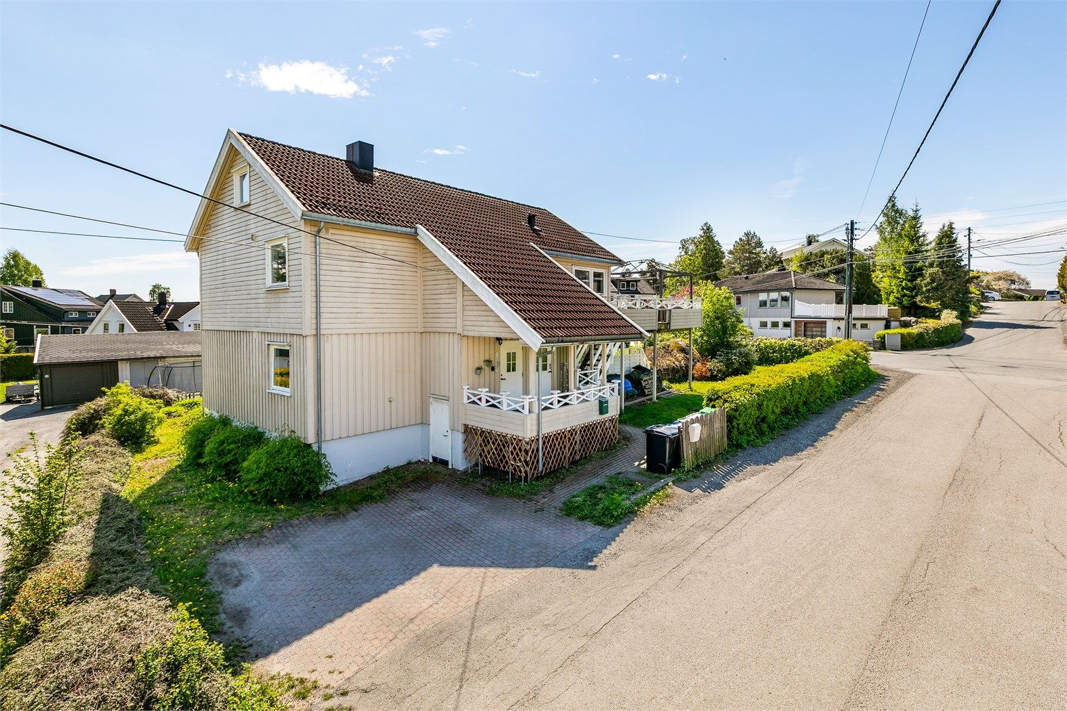 Leiligheten disponerer én biloppstillingsplass på gårdsplassen foran inngangspartiet. På denne siden er det også kjellertrapp.