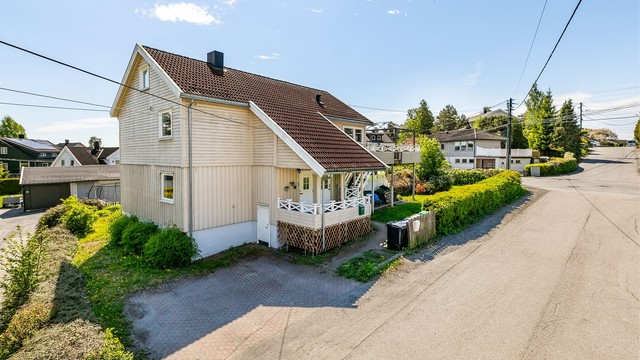 Leiligheten disponerer én biloppstillingsplass på gårdsplassen foran inngangspartiet. På denne siden er det også kjellertrapp.