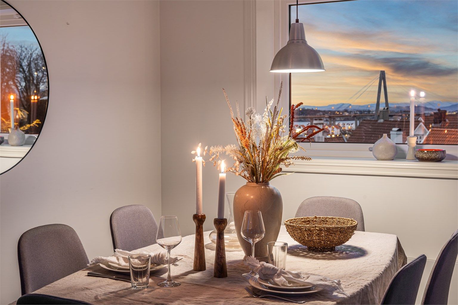 Det er flott utsikt fra flere vinduer i boligen. 