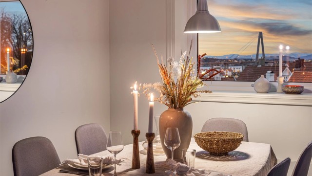 Det er flott utsikt fra flere vinduer i boligen.