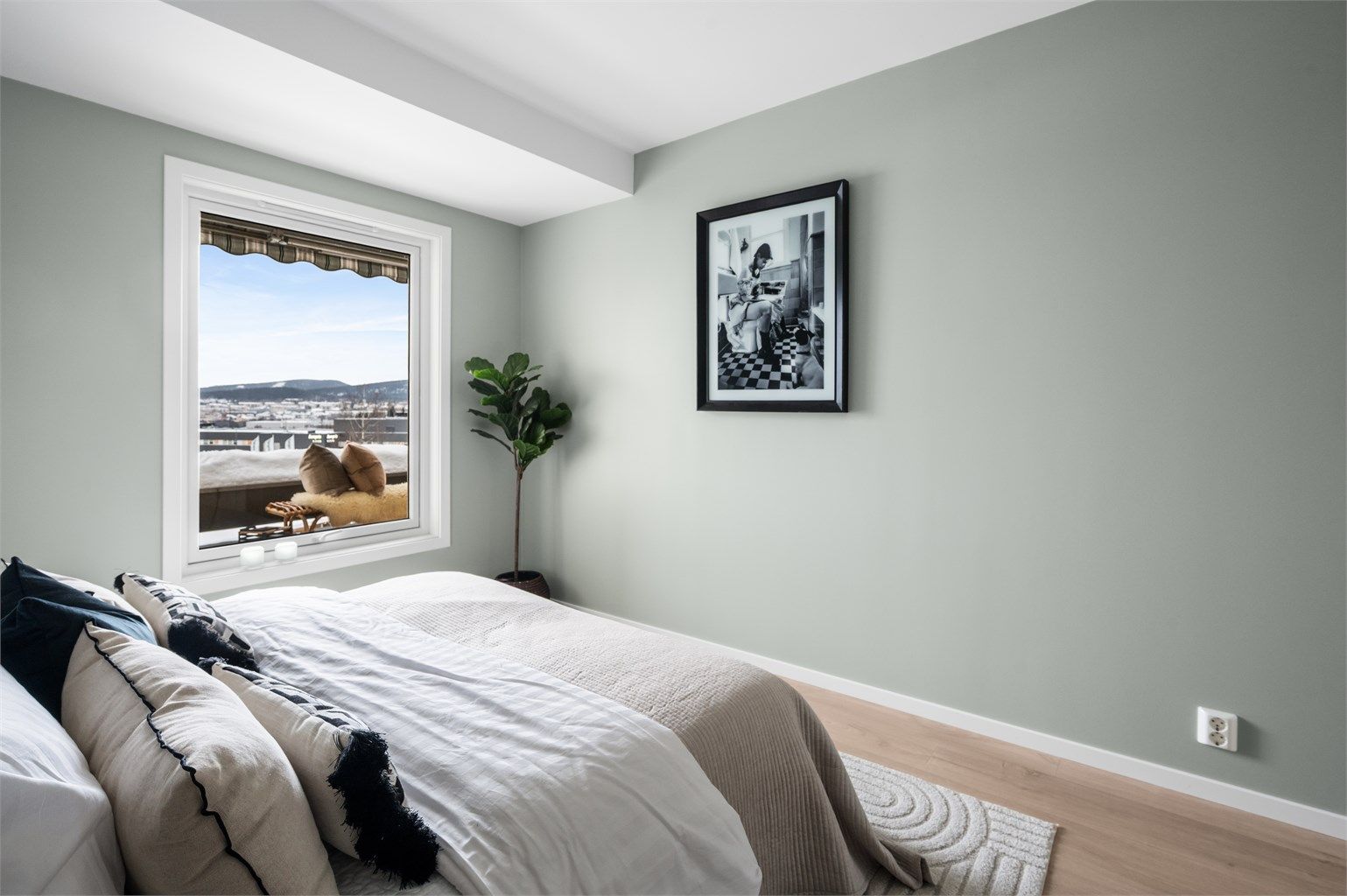 Vinduene i leiligheten har 2-lags glass fra 2007, som bidrar til god isolasjon.