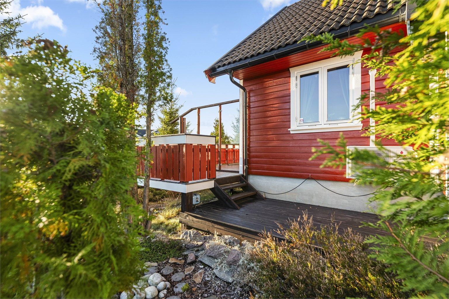 Trappeforbindelse mellom terrassen og den nedre plattingen i hagen.