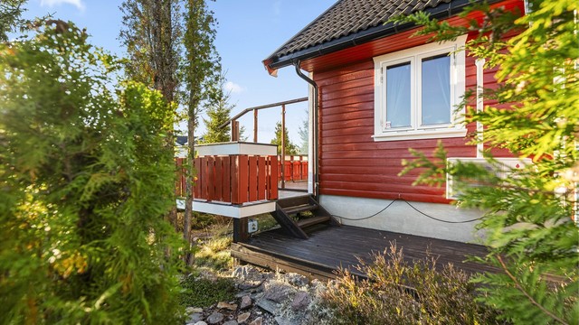Trappeforbindelse mellom terrassen og den nedre plattingen i hagen.