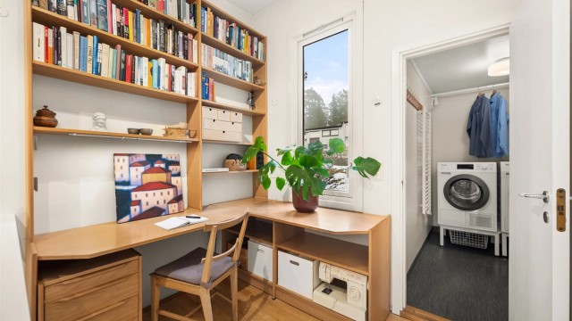 En praktisk kontorplass er etablert i tilknytning til vaskerommet.