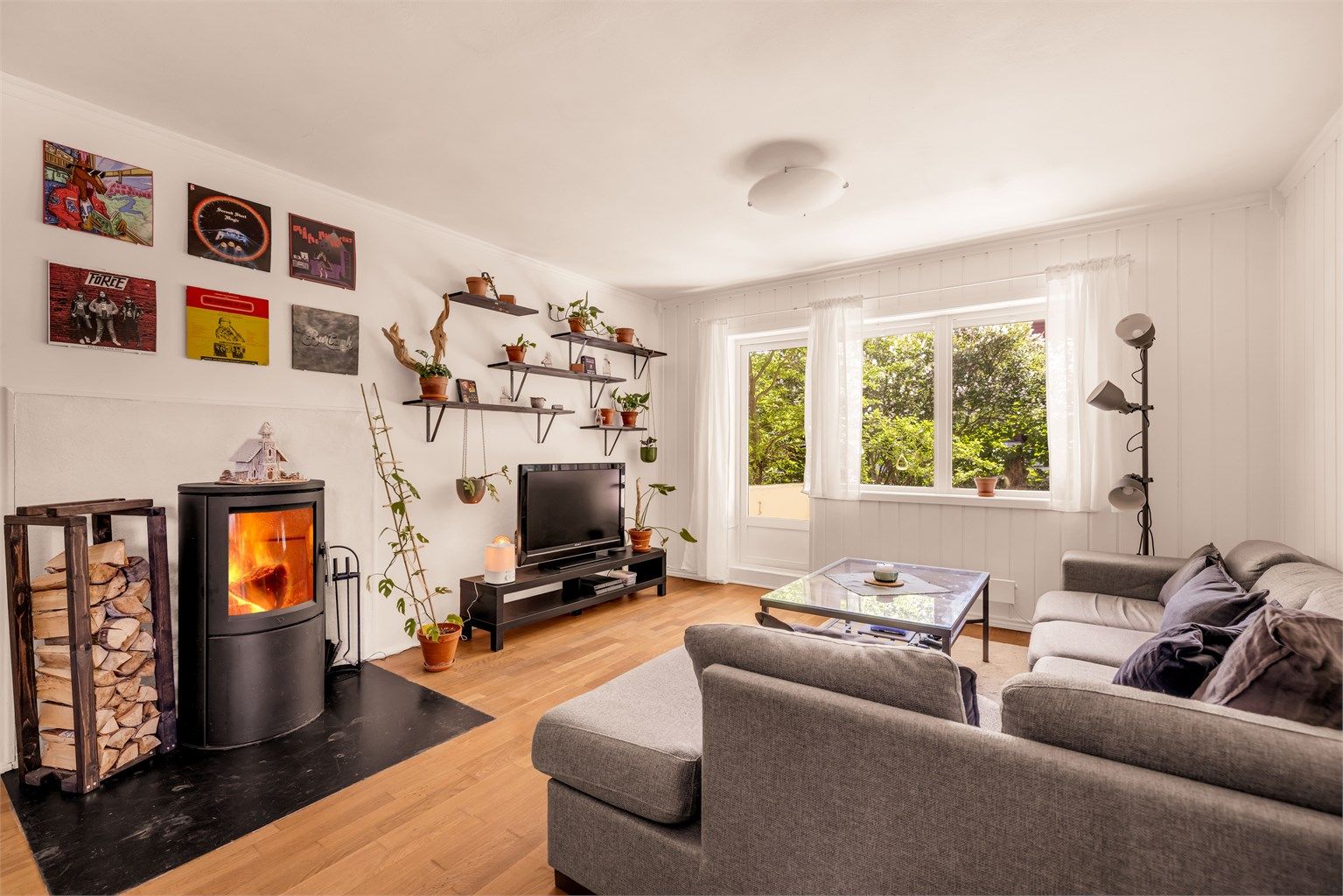 Den moderne peisovnen fra 2014 varmer og skaper hygge på kjøligere dager.