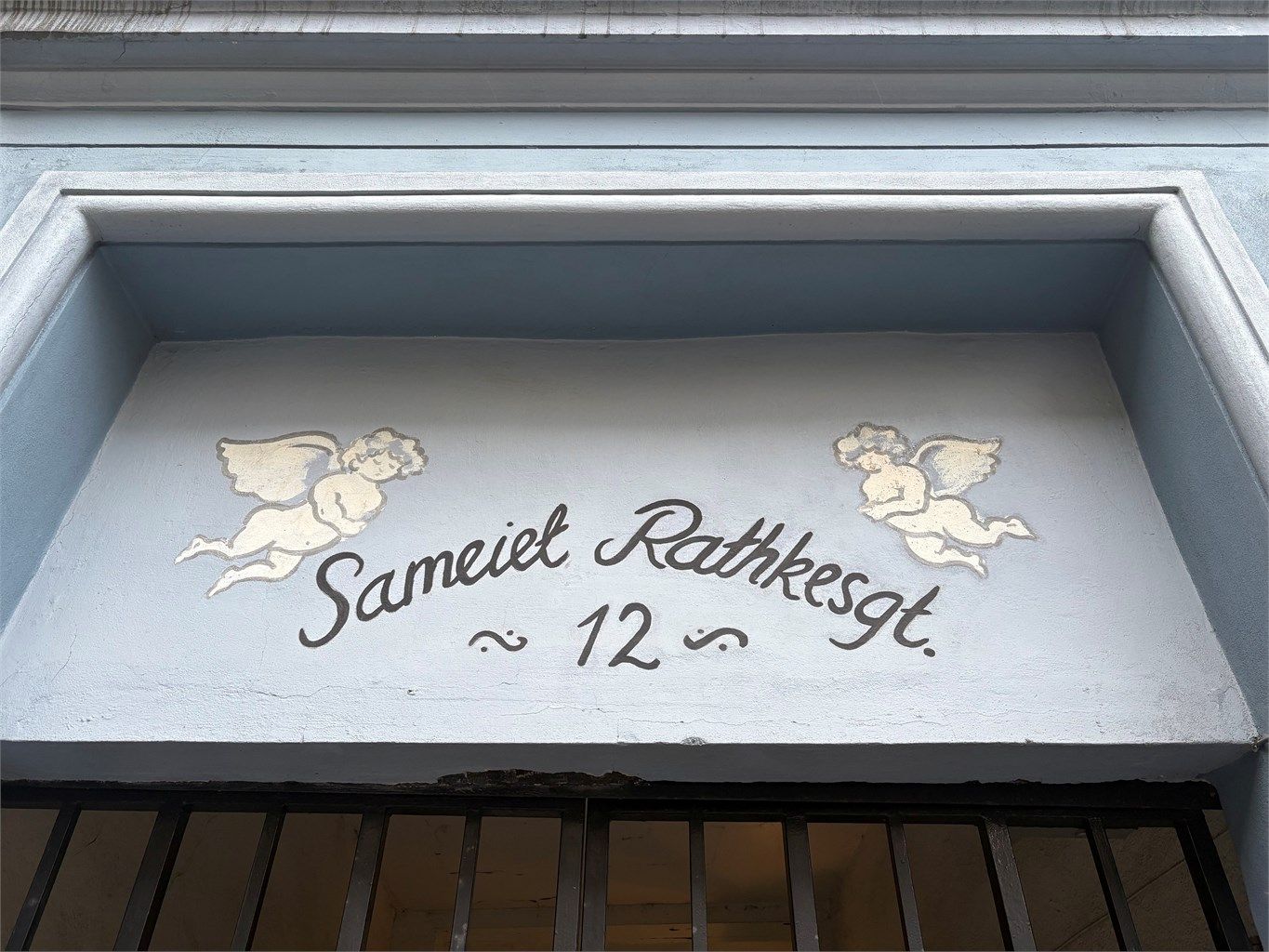 Hyggelig opparbeidet inngangsparti for sameiet Rathkes gate 12A.