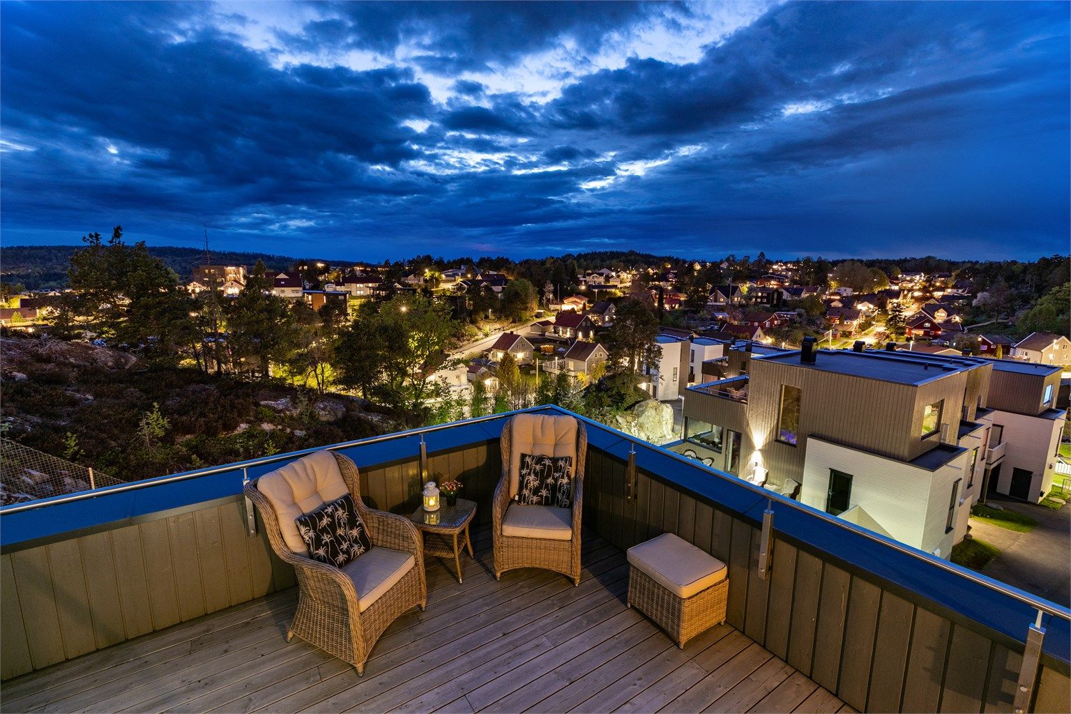 Vestvendt takaltan på over 20 kvm. er blant boligens fremste kvaliteter. Her er det flott utsikt å se. Fotograf; Børge Oppegård.
