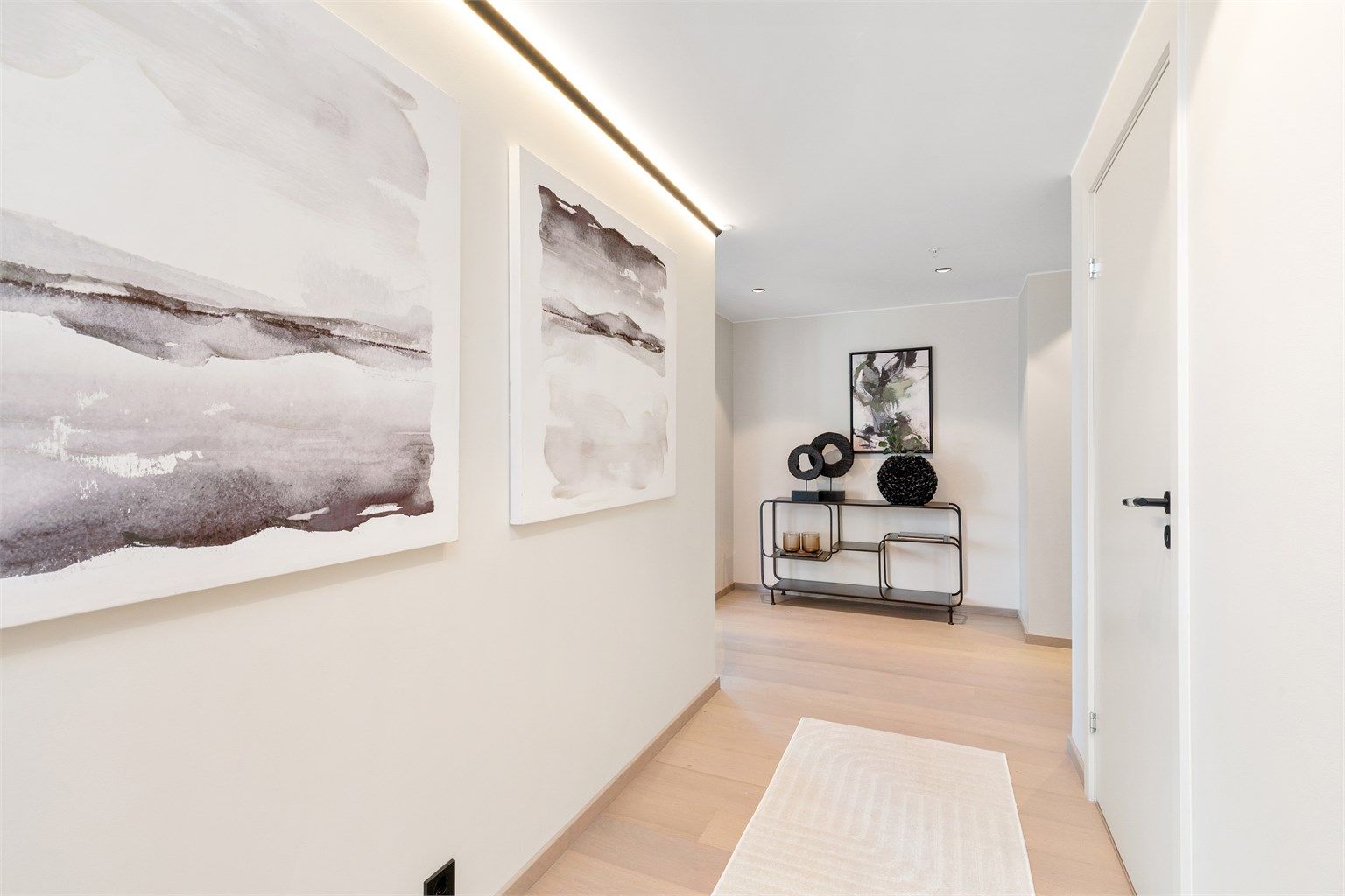 Belysning med downlights i tak samt lys-list mellom vegg og tak