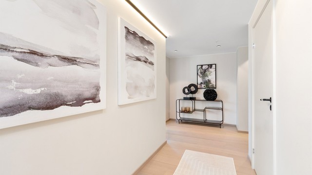 Belysning med downlights i tak samt lys-list mellom vegg og tak