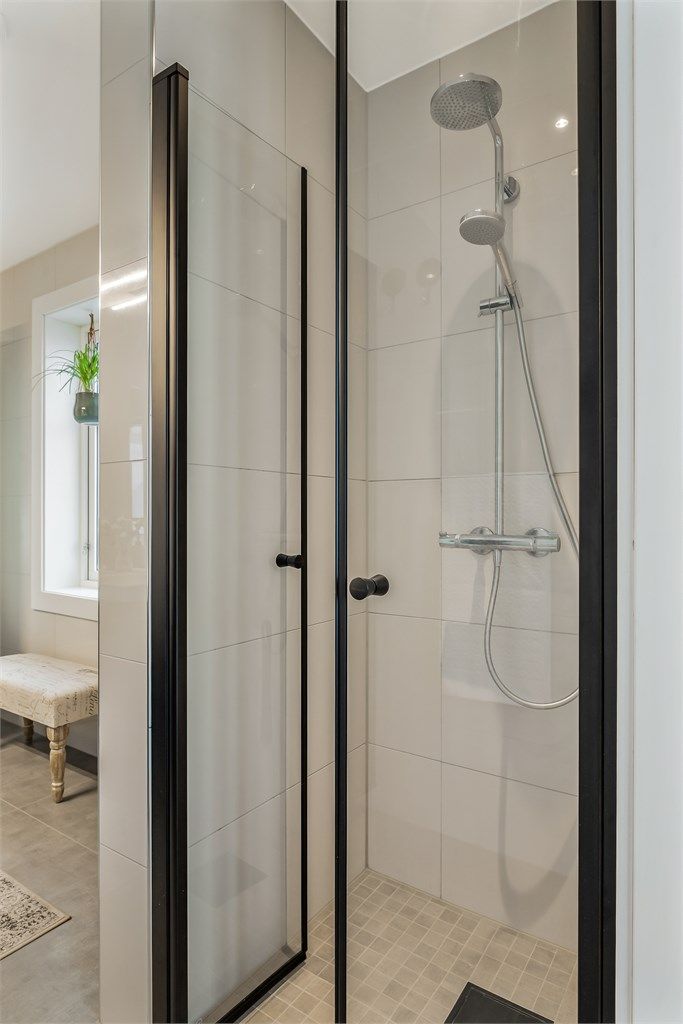 Dusjnisje med nedsenket gulv og innfellbare glassdører.