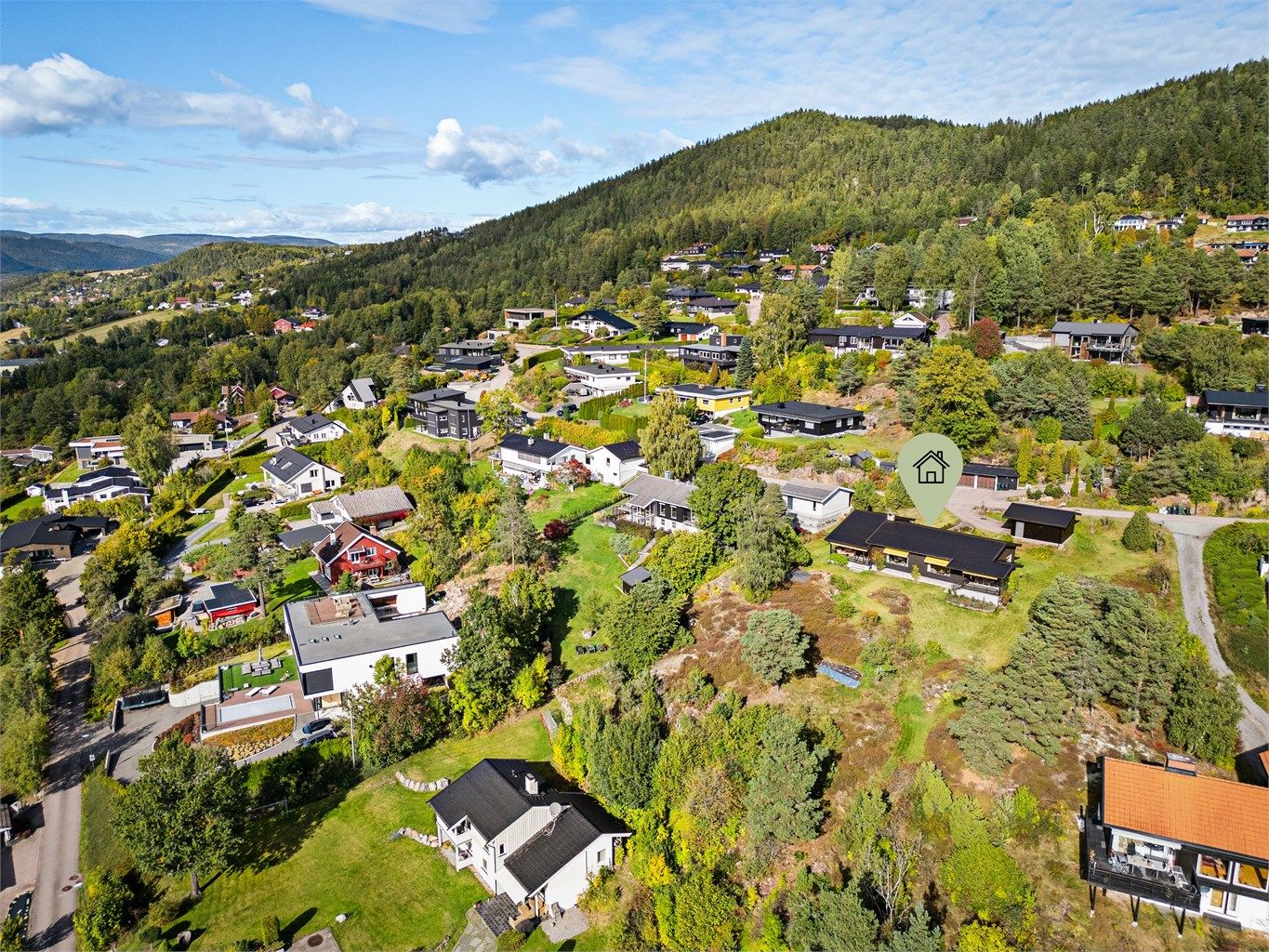 Kort gangavstand til opparbeidet lekeplass med fotballøkke, basketballbane, skøytebane på vinterstid og tennisbane (driftes av velforeningen).