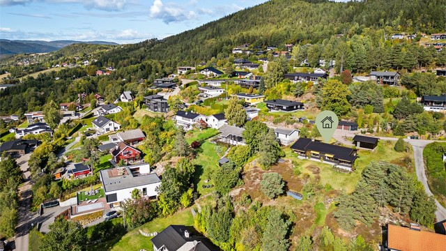 Kort gangavstand til opparbeidet lekeplass med fotballøkke, basketballbane, skøytebane på vinterstid og tennisbane (driftes av velforeningen).