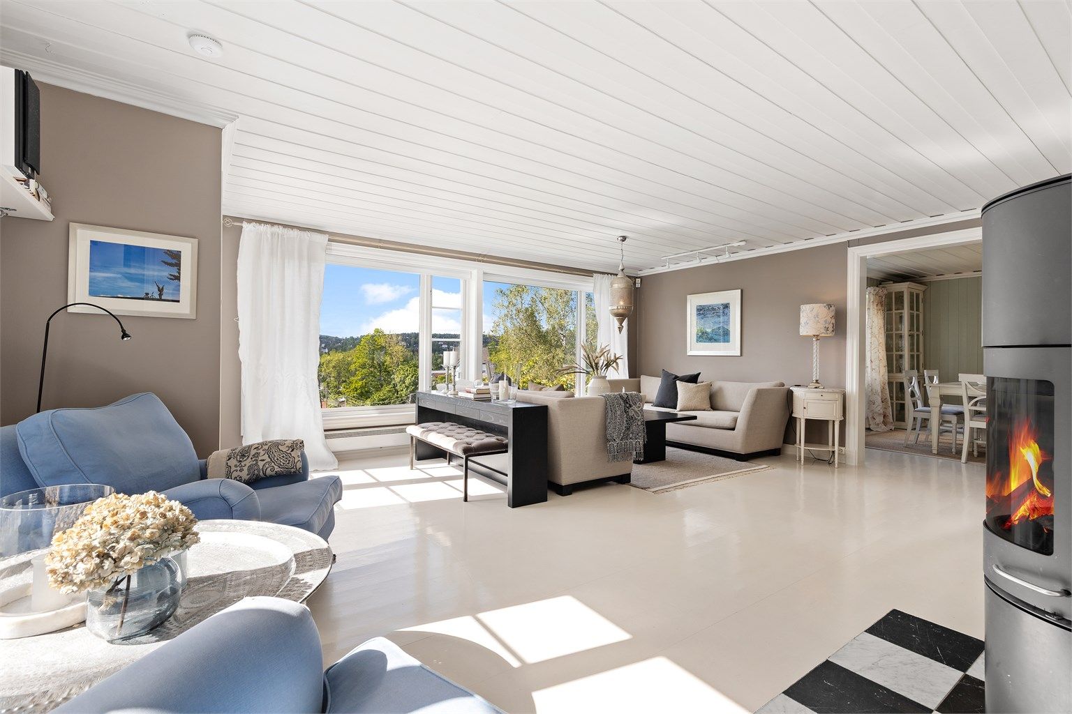 Stor stue med flere møbleringsmuligheter. Her er det plass til flere sittegrupper og TV-område. Moderne peisovn for ekstra varme og hygge på kjølige dager. Fra stuen er det utgang til balkongen med pergola og en fantastisk utsikt.