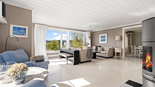 Stor stue med flere møbleringsmuligheter. Her er det plass til flere sittegrupper og TV-område. Moderne peisovn for ekstra varme og hygge på kjølige dager. Fra stuen er det utgang til balkongen med pergola og en fantastisk utsikt.