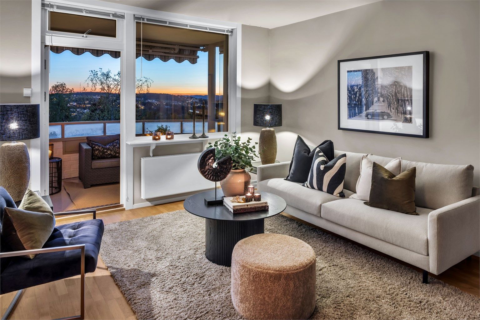 Tenk så deilig det er å sitte i sofakroken og titte ut mens tankene vandrer... 