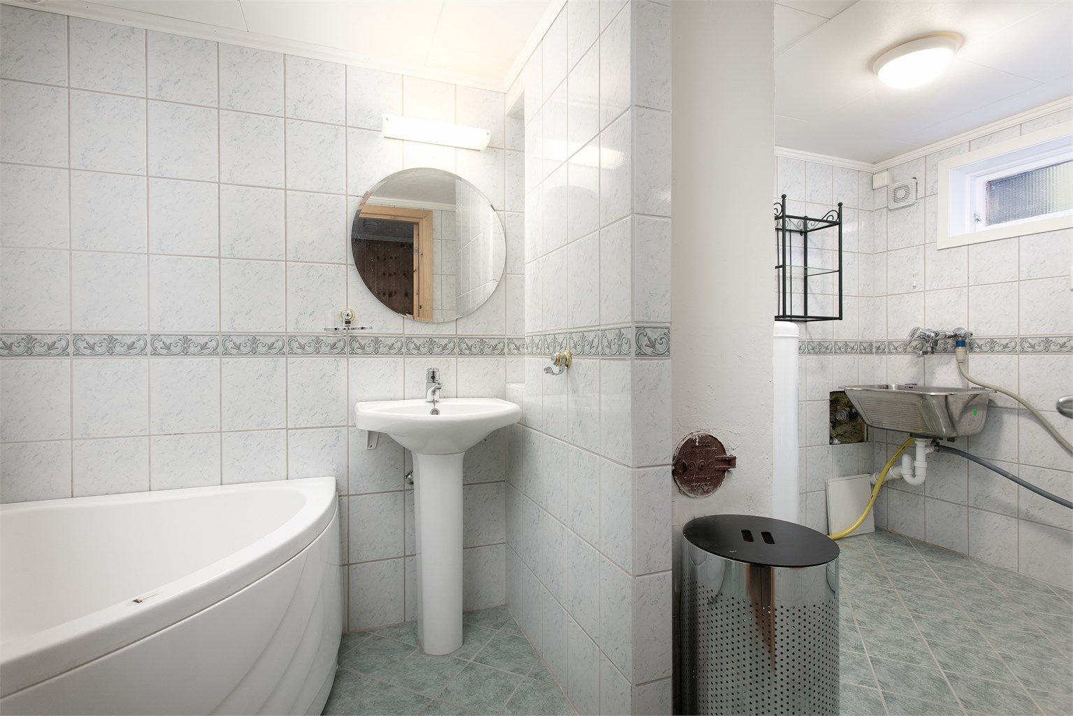 Badet i underetasjen har opplegg for vaskemaskin og separat vaskekum.