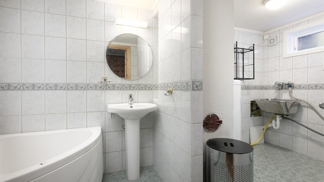 Badet i underetasjen har opplegg for vaskemaskin og separat vaskekum.