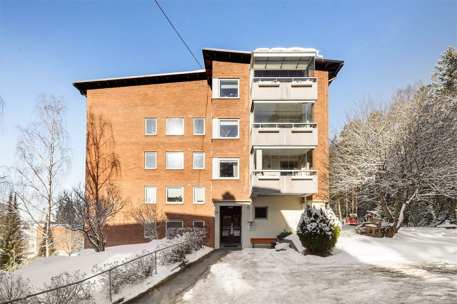 Adkomst til leiligheten via en felles trappegang, kun noen få trappetrinn opp.