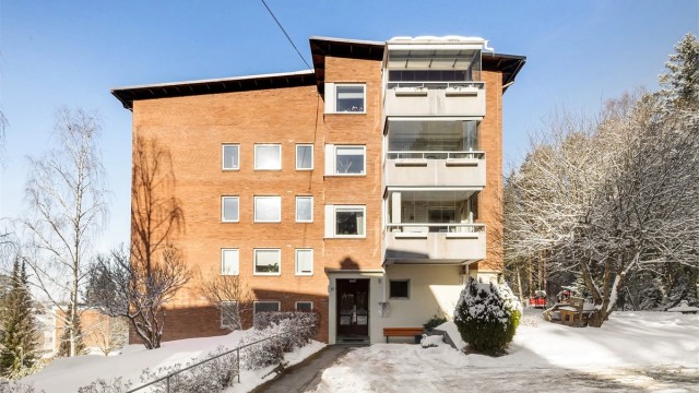 Adkomst til leiligheten via en felles trappegang, kun noen få trappetrinn opp.