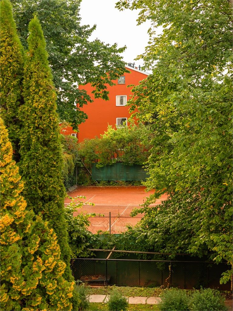 Egen tennisbane til bruk for beboerne. 