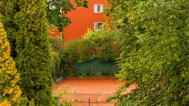Egen tennisbane til bruk for beboerne.