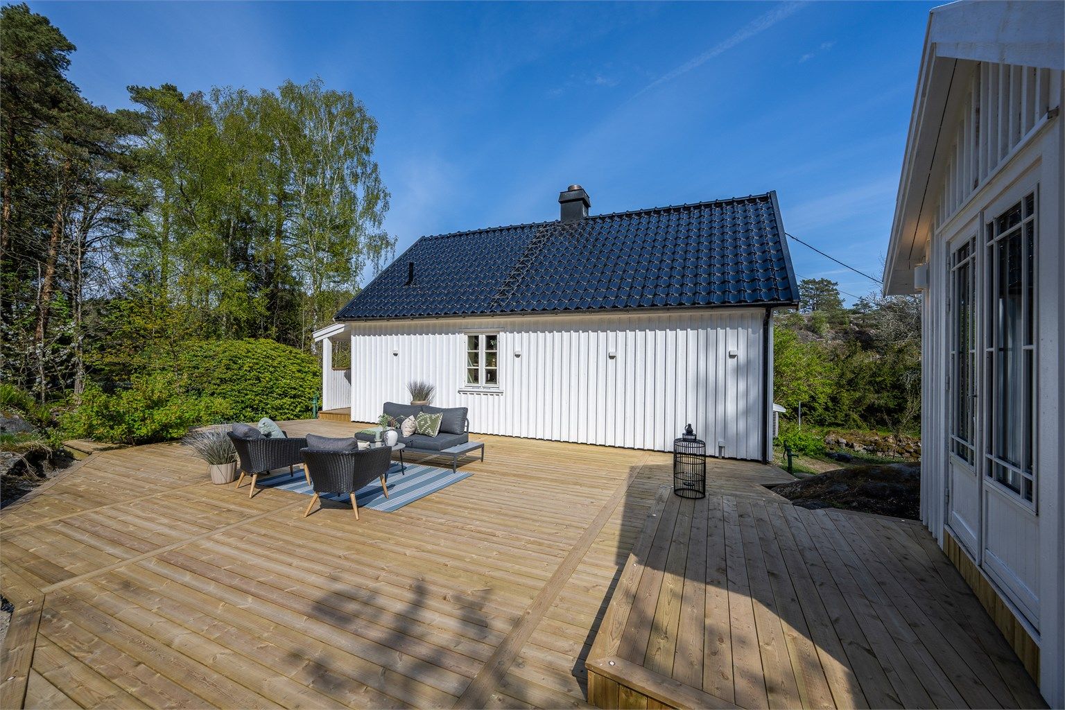 Her er det god plass til både spisegruppe og loungeområde, med fine solforhold og skjermede omgivelser.