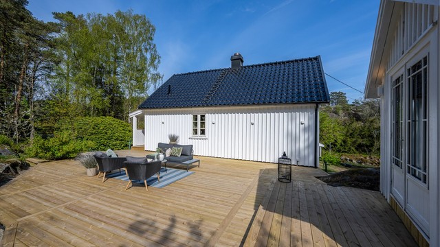 Her er det god plass til både spisegruppe og loungeområde, med fine solforhold og skjermede omgivelser.
