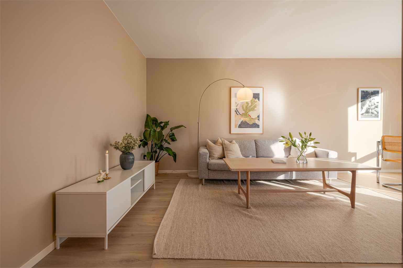 Leiligheten er tilknyttet felles varmtvann, og oppvarmes med radiatorer tilkoblet byggets varmesentral.