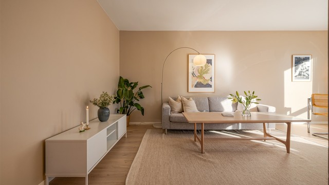 Leiligheten er tilknyttet felles varmtvann, og oppvarmes med radiatorer tilkoblet byggets varmesentral.