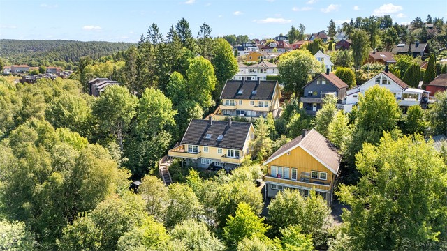 Området består hovedsakelig av småhusbebyggelse i grønne og rolige omgivelser.