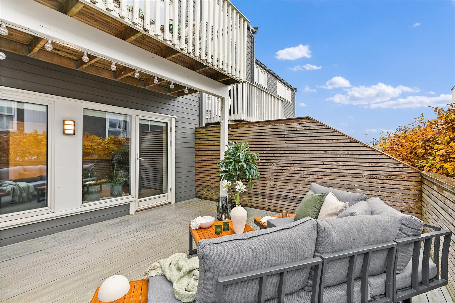 Utgang til stor terrasse med flere møbleringsmuligheter.