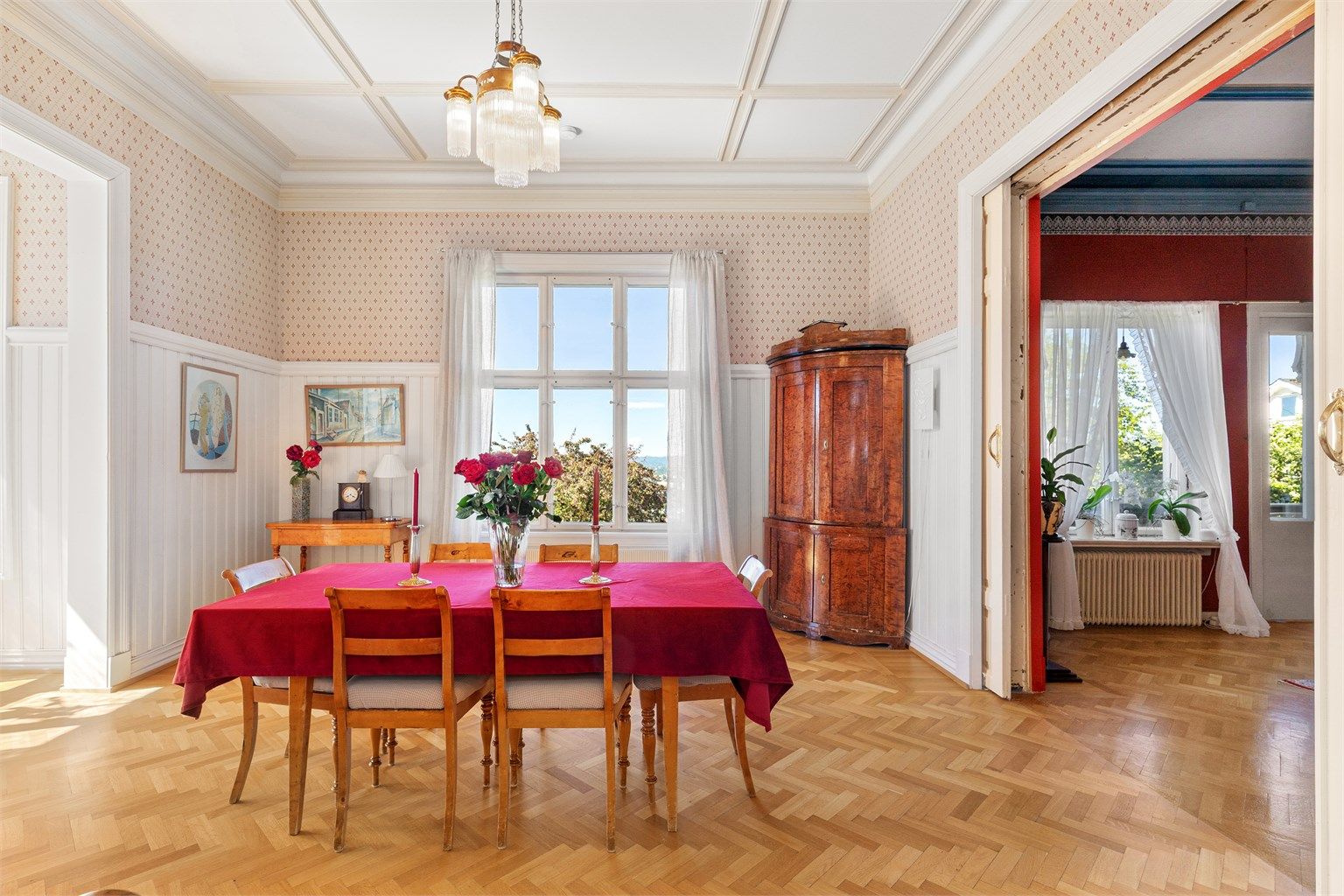 Rommet har god plass til et stort spisebord for hyggelige sammenkomster