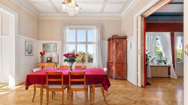 Rommet har god plass til et stort spisebord for hyggelige sammenkomster