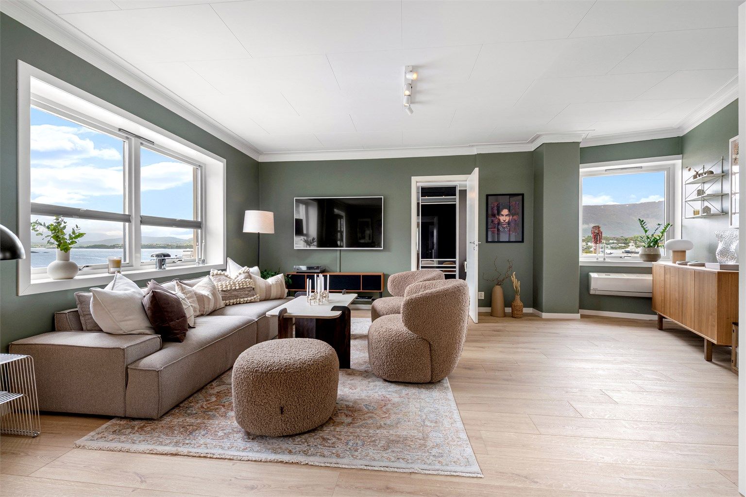 Leiligheten måler 88 m² (BRA-i) og består av åpen stue- og kjøkkenløsning, to soverom og bad. I tillegg medfølger en bod på 3 m² i kjelleren.
Foto: Stian Wiik