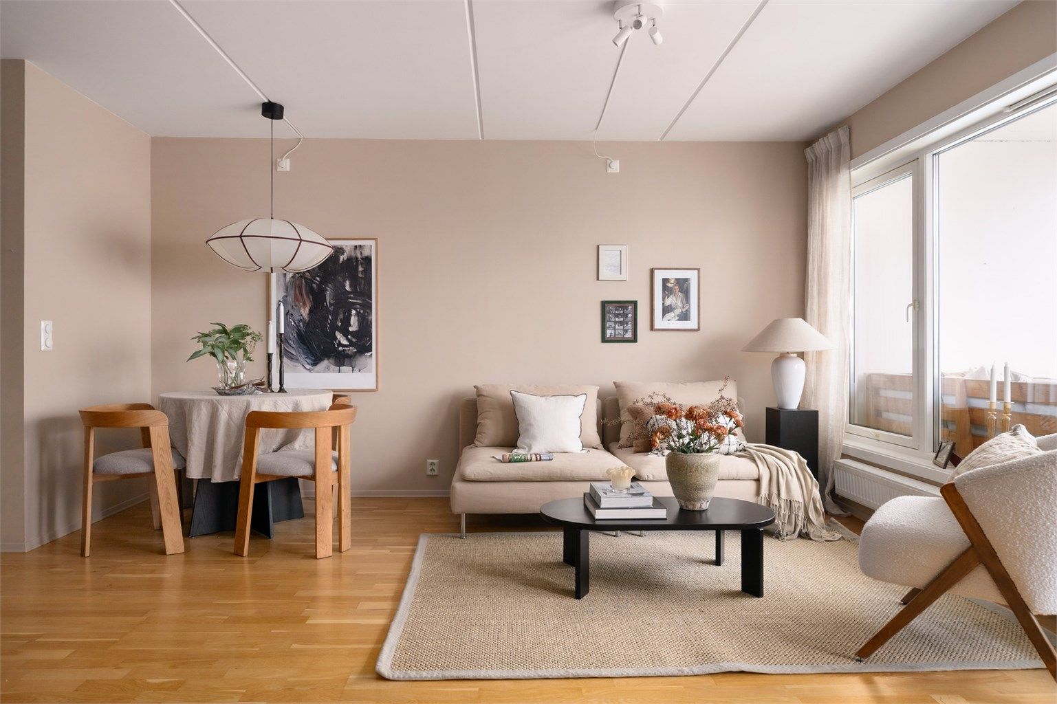 Lys og romslig 2-roms selveierleilighet som ligger høyt i 5. etasje med heis.