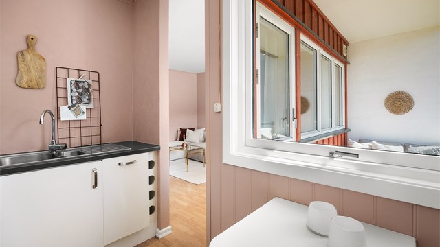 Kjøkkenet har en smart løsning med et lite veggmontert spisebord.
