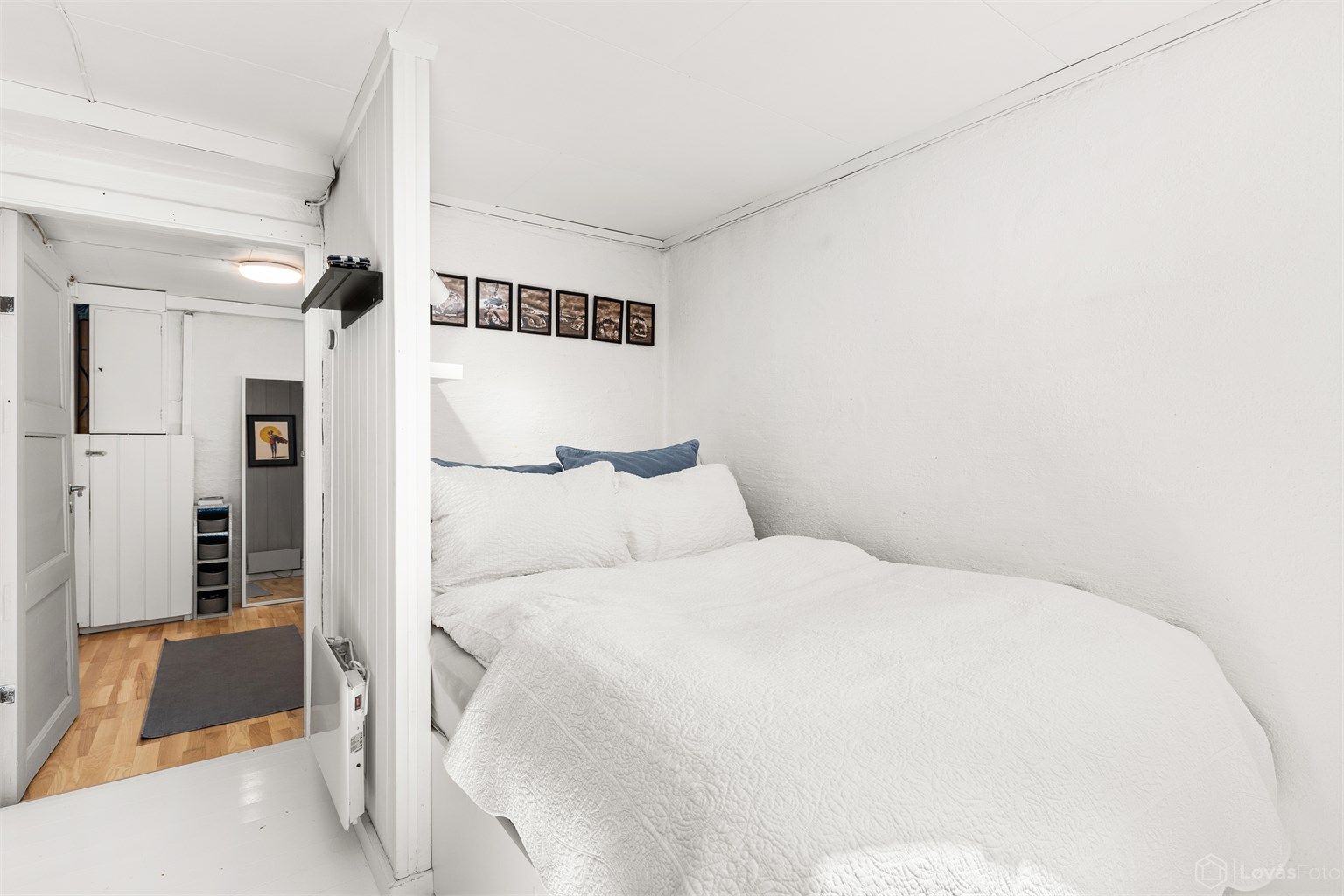 En del av rommet er innredet som en sovealkove.