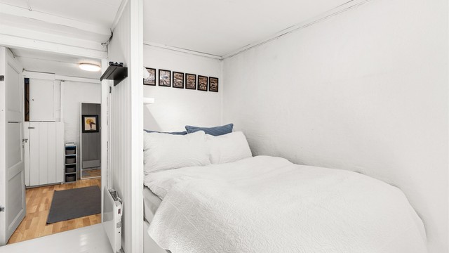 En del av rommet er innredet som en sovealkove.