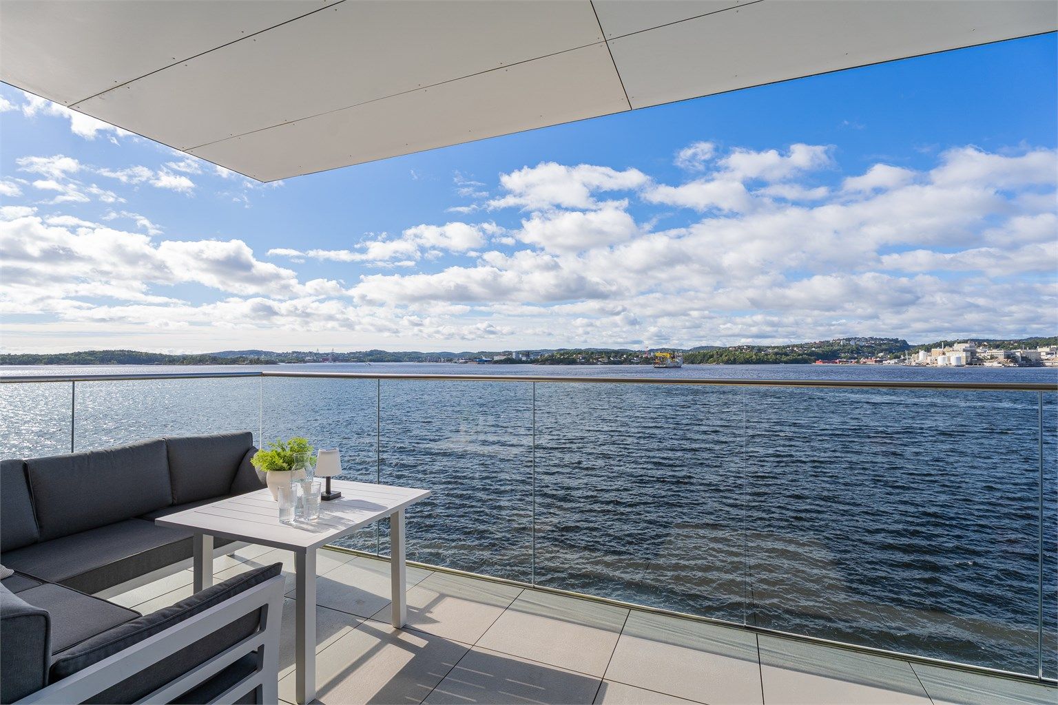 Her ligger man på riktig hjørne som sikrer formiddagssol allerede fra kl. 12 og helt til den går ned, så lenge yr.no sier det er sol..