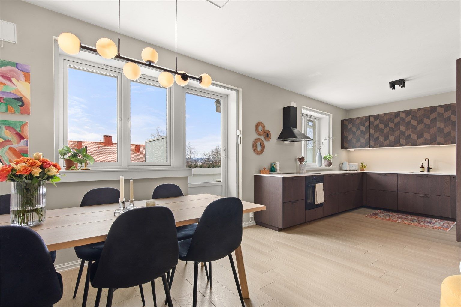 En rålekker 3-roms toppleilighet som ble totalrenovert i 2021/2022 på beste Keyserløkka. 