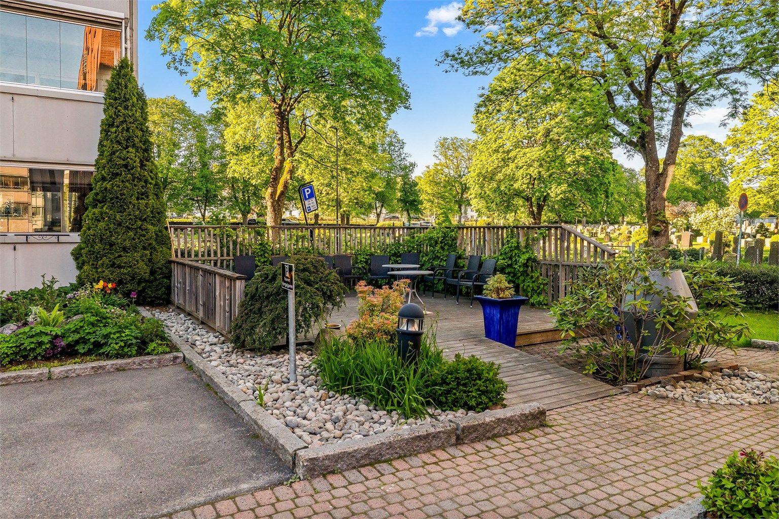 Sameiets tomt består i hovedsak av bygningsmassen, asfalterte parkeringsplasser og grøntareal. På tomten er det opparbeidet med fine interne stier med benker og uteplass som felles samlingspunkt for sameiets beboere. 