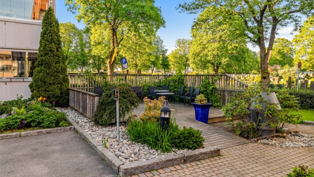 Sameiets tomt består i hovedsak av bygningsmassen, asfalterte parkeringsplasser og grøntareal. På tomten er det opparbeidet med fine interne stier med benker og uteplass som felles samlingspunkt for sameiets beboere.