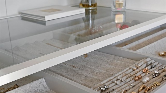 Gjennomtenkte detaljer i garderoben, som egne skuffer for smykker og tilbehør.