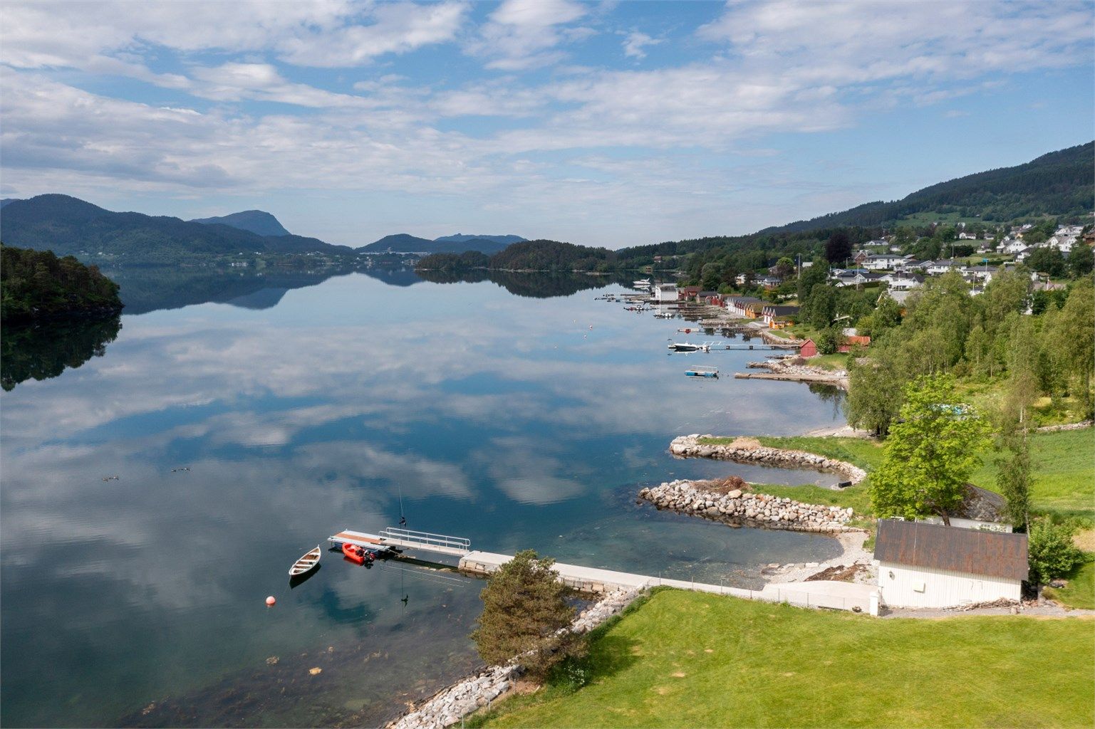 Den private moloen i naturstein og egen flytebrygge gir unike muligheter for båtliv i Skodjevika