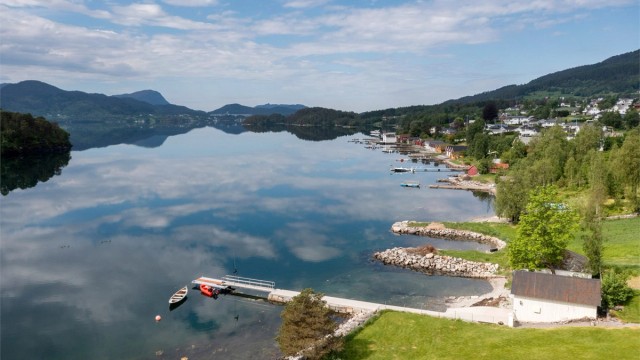 Den private moloen i naturstein og egen flytebrygge gir unike muligheter for båtliv i Skodjevika