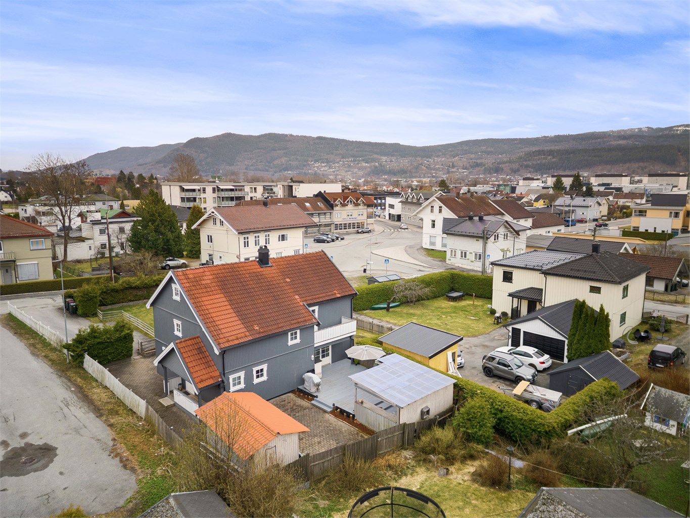 Adkomst via overbygget inngangsparti