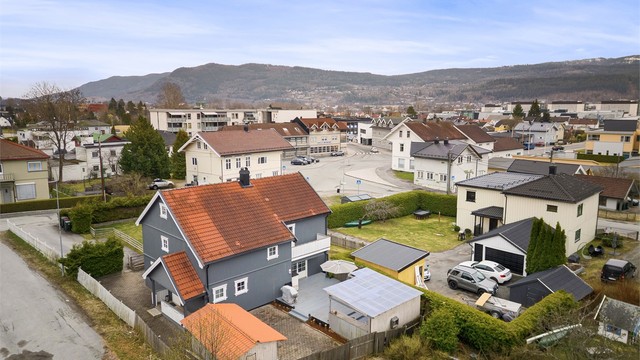 Adkomst via overbygget inngangsparti